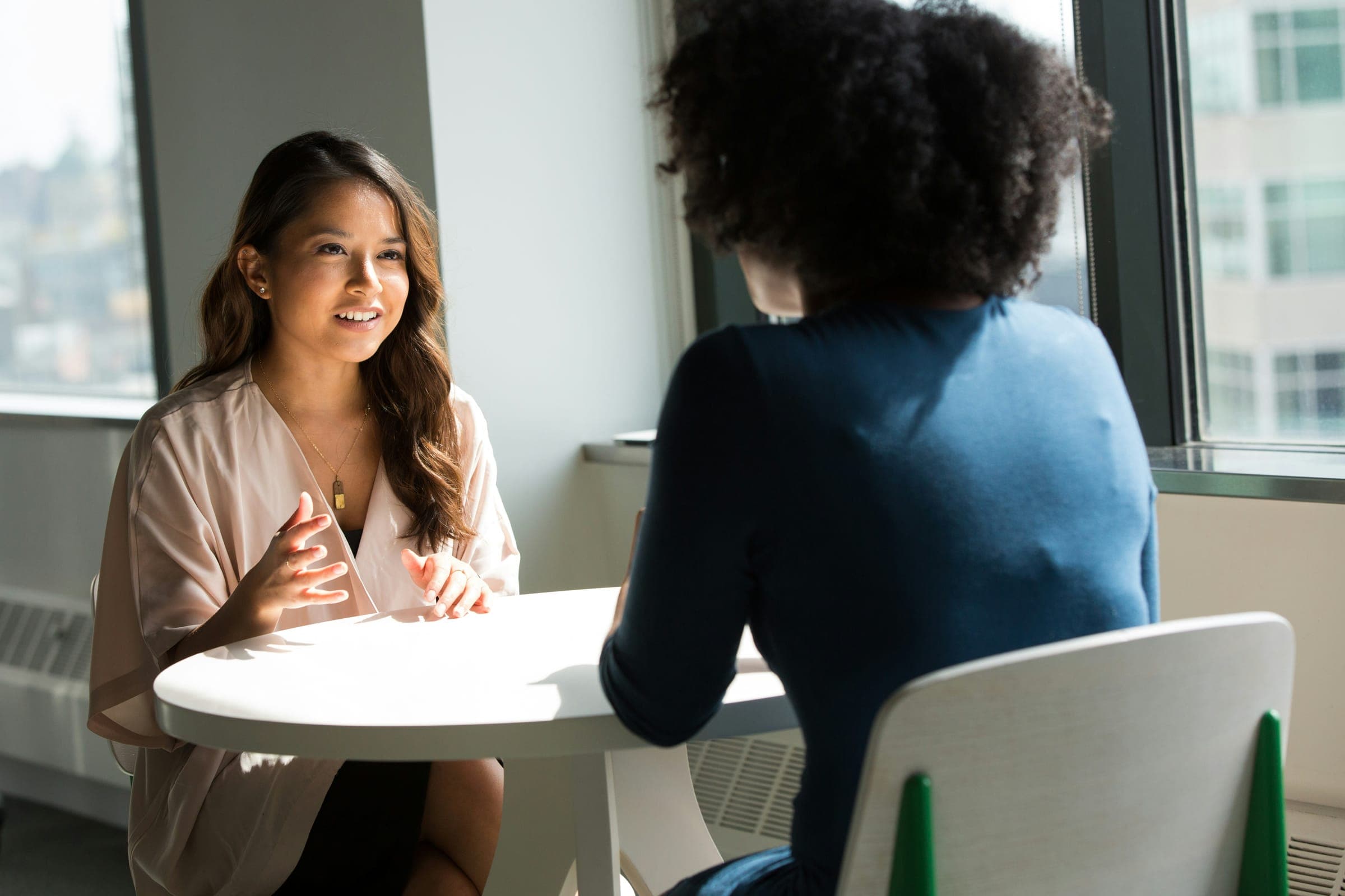 Consultant van ZON Professionals in gesprek met een professional