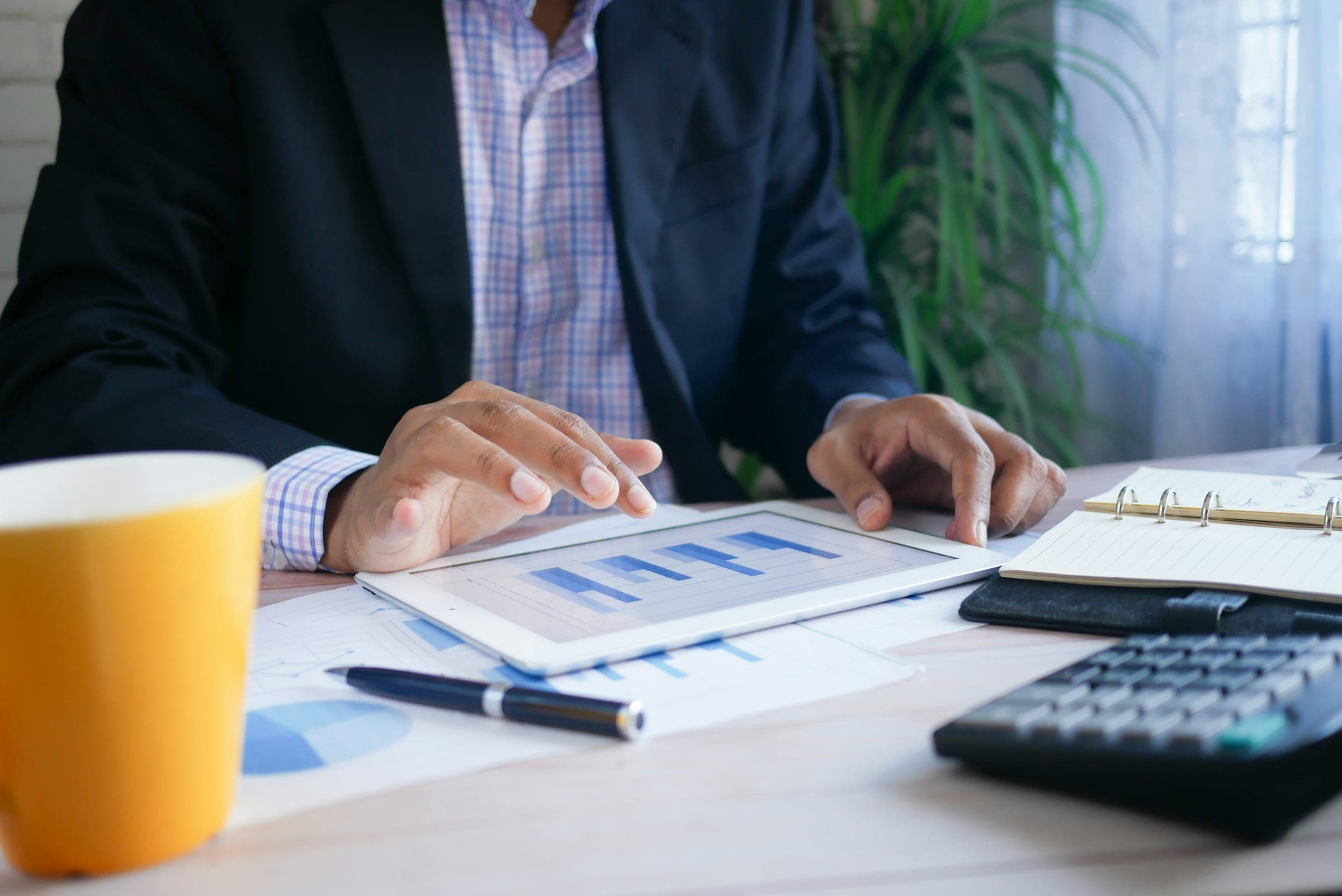 Financieel professional aan het werk met cijfers